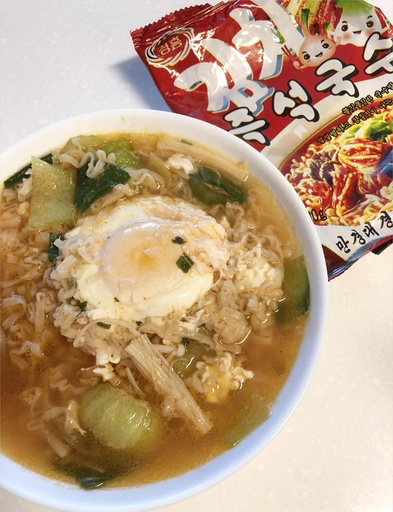 北朝鮮産の袋入り即席麺でつくったラーメン＝19年、ソウルで撮影（共同）