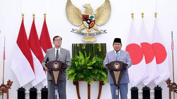 首脳会談後の共同記者発表に臨む石破首相（左）とプラボウォ大統領＝１月11日（インドネシア大統領府提供）