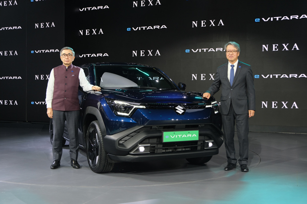 オートエキスポでスズキが公開した同社初のＥＶ「ｅビターラ」。スズキの鈴木俊宏社長（左）と子会社マルチ・スズキの竹内寿志社長が登壇した＝17日、首都ニューデリー（ＮＮＡ撮影）