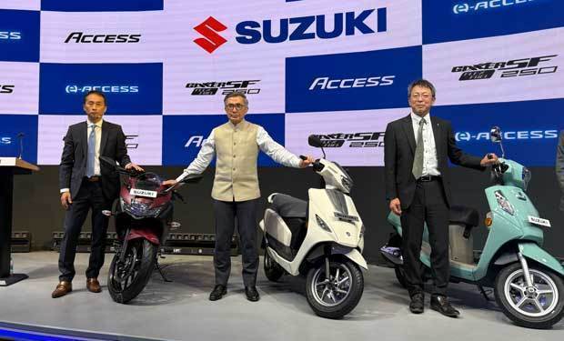 スズキの鈴木俊宏社長（中央）らは、世界戦略車第１弾の電動スクーター「イーアクセス」を含む３車種を初披露した＝１月17日、ニューデリー（ＮＮＡ撮影）