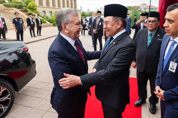 アンワル首相（右）はミルジヨエフ大統領と会談し、２国間関係について協議した＝５日、プトラジャヤ（アンワル氏の公式フェイスブックより）