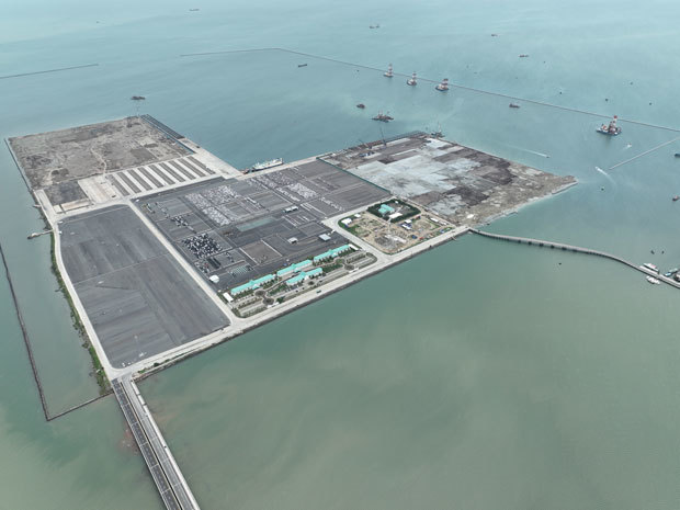 拡張工事が進むパティンバン港の上空写真＝24年12月（ＪＩＣＡ専門家チーム提供）