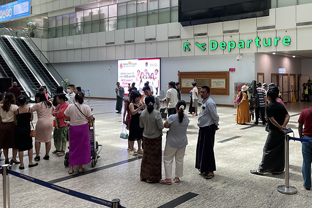 ヤンゴン国際空港で出国を待つ人々＝12日、ミャンマー（ＮＮＡ）