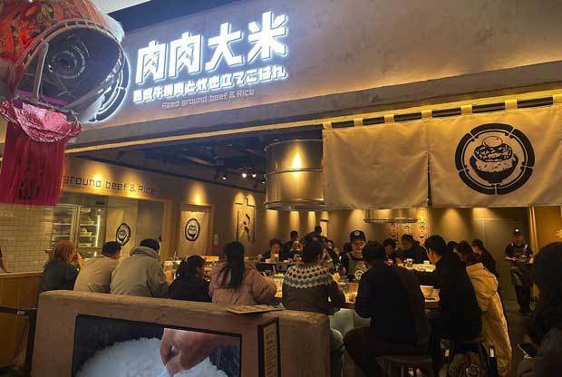 若年層の間で広がる“個食”の需要に応え、１人でも気軽に入りやすいカウンター席が中心の店づくりとした＝２月、上海市