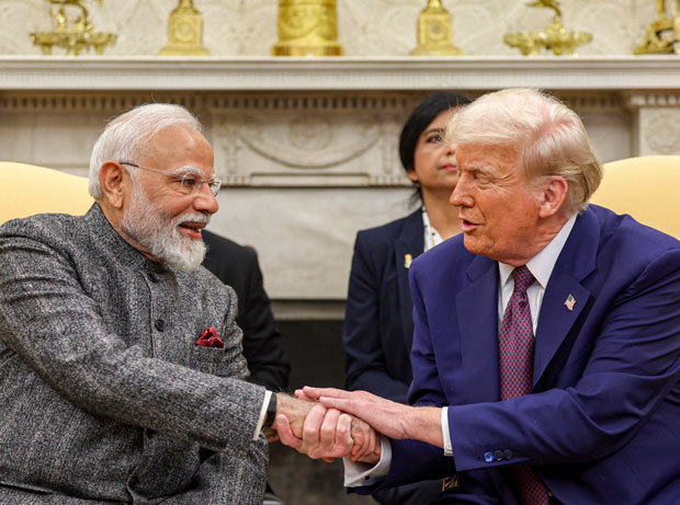 インドのモディ首相（左）は13日、米ホワイトハウスでトランプ大統領と会談した＝米ワシントン（ＰＴＩ通信）