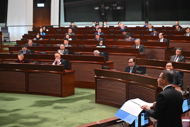 立法会で新年度の政府財政予算案演説を行った陳財政長官（右下）＝２月26日（香港政府提供）