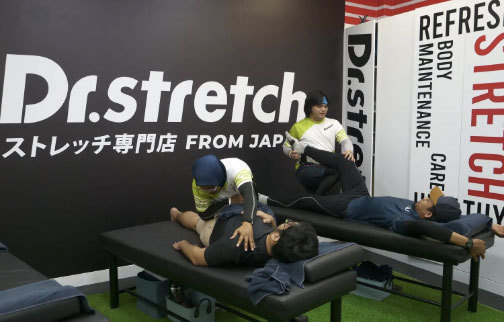 マレーシアのドクターストレッチの施術の様子（nobitel提供）