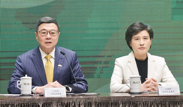 2025年度の中央政府予算案と「財政収支画分法」改正案の再審議請求案の閣議決定について説明する行政院の卓栄泰院長（左）＝２月27日（中央通信社）