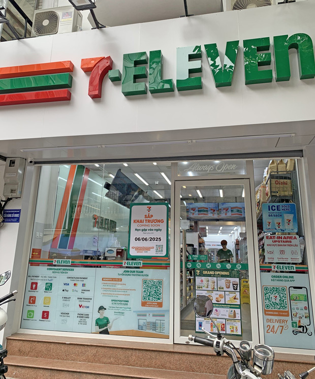 開店へ最終準備中のセブン―イレブン店舗＝３日、ハノイ市