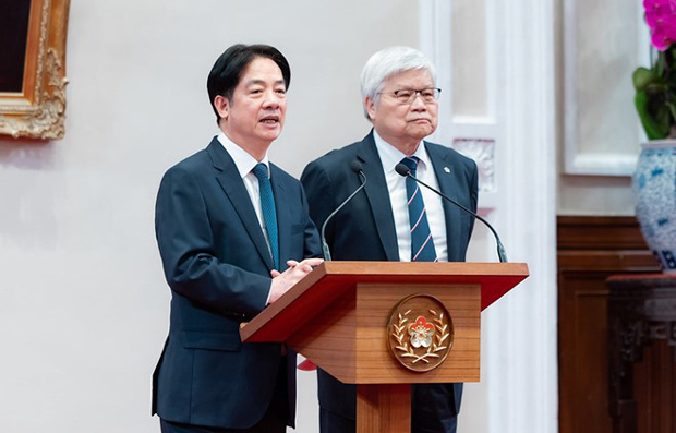 談話を発表する頼清徳総統（左）＝６日、台北（総統府リリースより） 