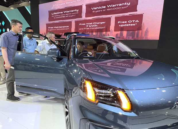インドネシア自動車製造業者協会（ガイキンド）によると、２月の新車卸売り販売台数は７万2,295台だった。写真は２月に開催された「インドネシア国際モーターショー（ＩＩＭＳ）2025」で試乗する来場者の様子＝２月、ジャカルタ特別州（ＮＮＡ撮影）