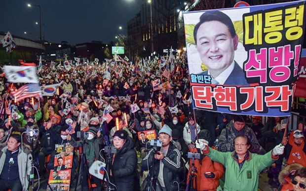 歓喜する尹氏の支持者ら（共同）