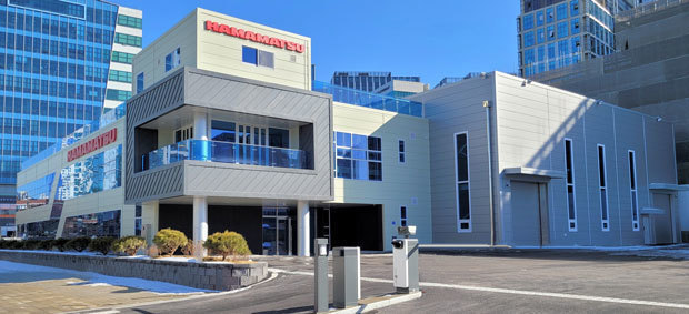 半導体故障解析装置の新工場（浜松ホトニクス提供）