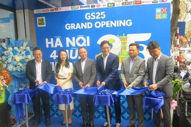 ドイカン店でセレモニーに参加したＧＳ25関係者。右から３人目がＧＳリテールの許ＣＥＯ＝14日、ハノイ
