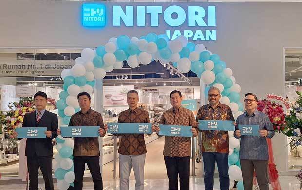 インドネシアのニトリ３号店のオープニングでテープカットをするニトリホールディングス、リッポー・モールズの関係者＝14日、ジャカルタ特別州（ＮＮＡ撮影）