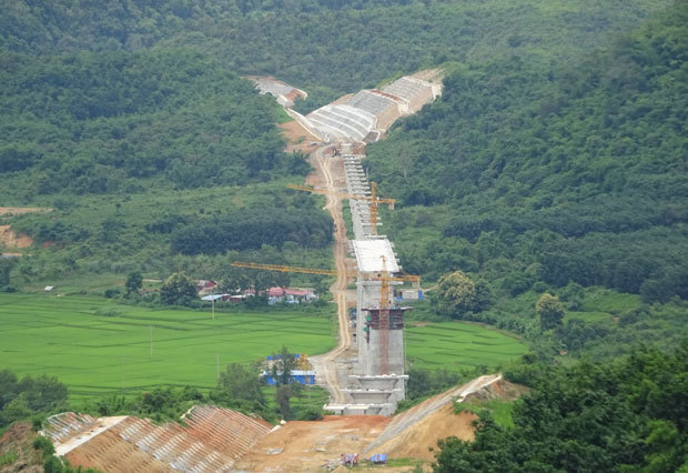 険しい山岳地帯に建設された中国ラオス鉄道（2019年８月筆者撮影）

