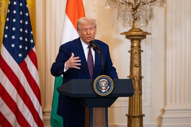 トランプ米大統領の就任から２カ月を迎え、米中間で関税の掛け合いが過熱している。中国経済への影響も見え始めた（新華社）