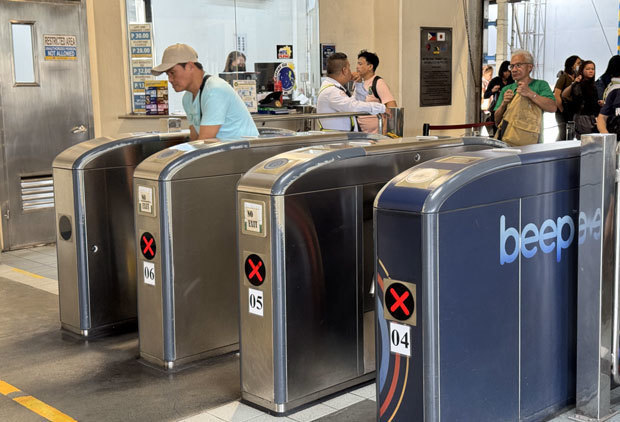 「ｂｅｅｐ」と書かれた駅の改札＝２月27日、マカティ市（ＮＮＡ撮影）