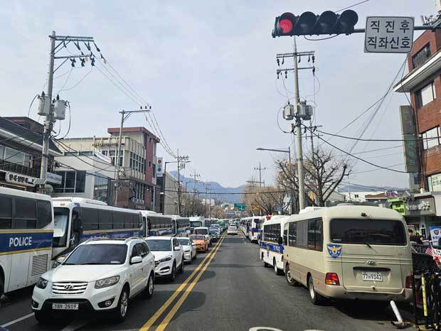 憲法裁判所前は混乱を避けるため、一部で交通規制がかけられている＝24日、ソウル市（ＮＮＡ撮影）
