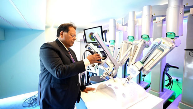 ＳＳＩＩが開発した手術支援ロボットと会長で心臓外科医のスディル・スリバスタバ氏（同社提供）