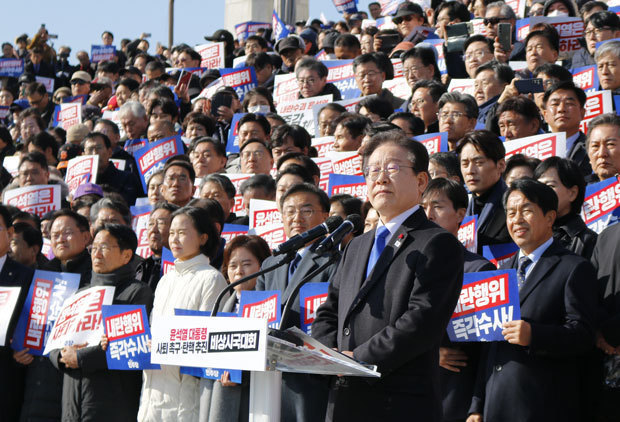 控訴審で逆転無罪となった共に民主党の李在明代表（中央）＝韓国・ソウル、2024年12月４日（ＮＮＡ撮影）