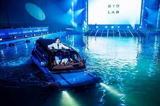 ３月25日から開催中の「バンコク国際モーターショー」の「ＢＹＤラボ」では、高級ＳＵＶ「仰望Ｕ８」の緊急浮上システムが見学できる（ＢＹＤタイ販社提供）