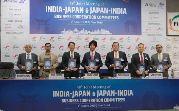 印日経済委員会のオンカール・カンワル委員長（中央）、日印経済委員会の安永竜夫委員長（中央右）、駐インド日本大使の小野啓一氏（中央左）＝３月６日、首都ニューデリー（ＮＮＡ撮影）