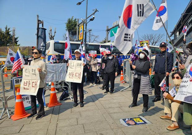 警備態勢が敷かれる憲法裁前で「弾劾反対」を訴える保守系支持者ら＝１日、ソウル市（ＮＮＡ撮影）
