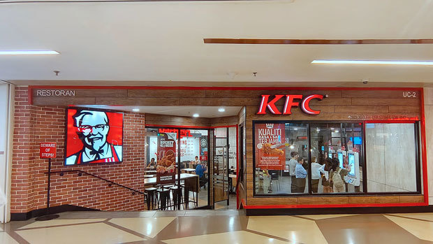 「ケンタッキーフライドチキン（ＫＦＣ）」の店舗＝３日、クアラルンプール（ＮＮＡ撮影）