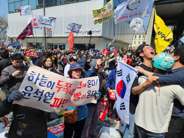 尹氏の罷免を喜ぶ革新系支持者＝ソウル市、４日（ＮＮＡ撮影）
