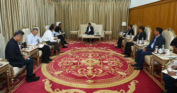 マレーシア、タイの外相とＡＳＥＡＮ各国からの被災地支援について協議するミンアウンフライン総司令官（中央）＝５日、ネピドー（総司令官室提供）