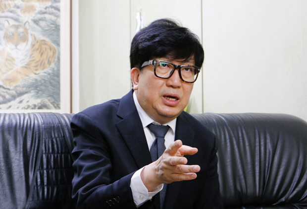 明知大学の申律教授＝８日、ソウル市（ＮＮＡ撮影）