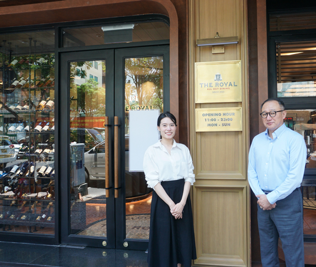 ロイヤルＨＤと双日は、共同でベトナム１号店「ザ・ロイヤル」を出店する。中西社長は右。