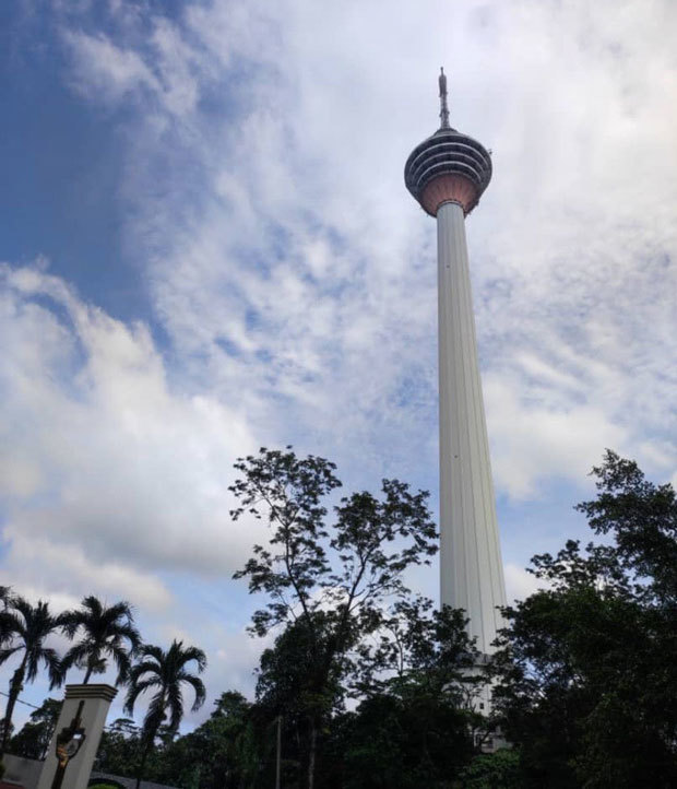 クアラルンプールを象徴する建物の１つとなっているＫＬタワー（ＮＮＡ撮影）