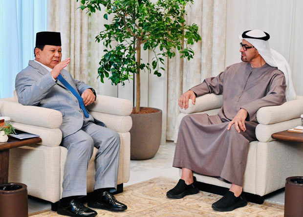 アブダビで会談するプラボウォ大統領（左）とＵＡＥのムハンマド大統領＝９日（インドネシア内閣官房提供）