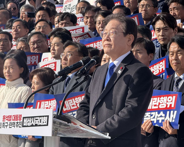 大統領選挙への出馬を正式に表明した李在明氏（中央）＝韓国・ソウル、2024年12月４日（ＮＮＡ撮影）
