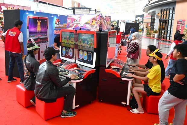アミューズメントゲーム機「ポケモン ＭＥＺＡＳＴＡＲ（メザスタ）」の先行体験会が行われた「イオンモールＢＳＤ ＣＩＴＹ」会場の様子＝13日、バンテン州（ＮＮＡ撮影）
