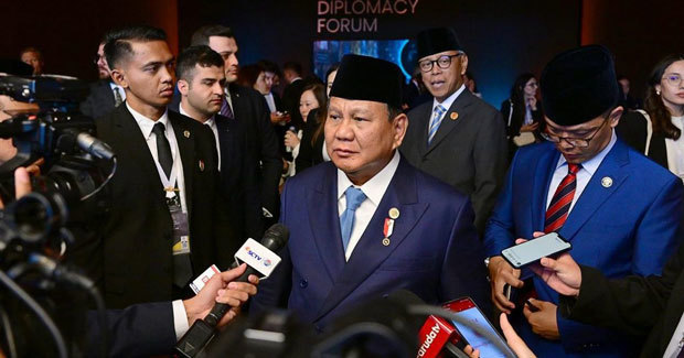 プラボウォ大統領は記者団に対して「中国は良き友人であり、米国も同様に良き友人だ」と述べ、中立外交を堅持する姿勢を示した＝11日、トルコ（インドネシア大統領府提供）