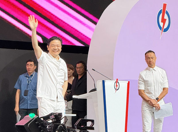 ローレンス・ウォン首相（左）は「国を前進させるのはどの政党なのか、国民に信任を問うため総選挙を実施する」と話した（人民行動党の公式フェイスブックより）