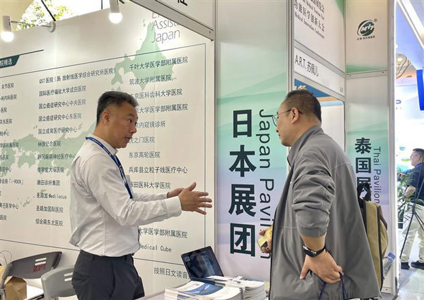 医療ツーリズムをテーマにした「上海国際医療旅遊展覧会」が17～19日に開催され、日本のクリニックなどが医療サービスをアピールした＝18日、上海市