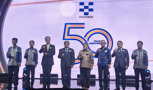 スタンダード・トーヨー・ポリマー（スタトマー）が24日に開催した創立50周年式典で乾杯の音頭を取る東ソーの亀崎取締役（左から４人目）ら関係者＝24日、ジャカルタ特別州（ＮＮＡ撮影）