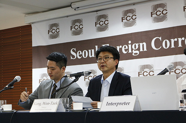 「韓国政治の安定化のために、大統領権限の見直しを含めた改憲が必要」と話す康元沢教授（右）＝韓国・ソウル、2025年４月16日（ＮＮＡ撮影）