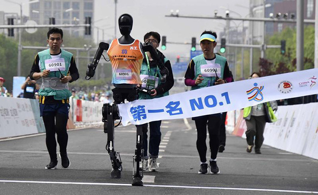 北京市で世界初となるヒト型ロボットのマラソン大会が開催され、中国のロボット技術の成果を内外にアピールした。写真は優勝した「天工ウルトラ」＝19日（新華社） 