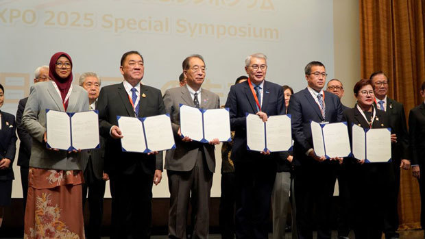 共同宣言を採択した大阪商工会議所の鳥井会頭（左から３人目）とＡＳＥＡＮ５カ国の経済団体代表＝大阪商工会議所