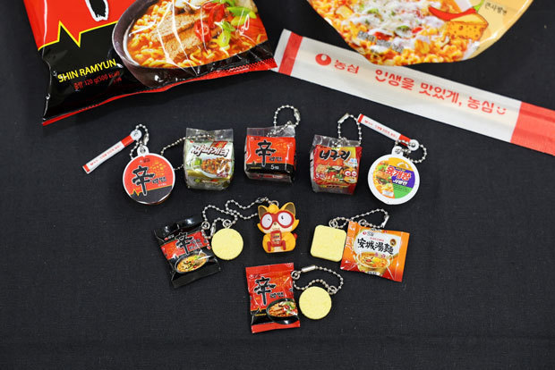 農心はバンダイとのコラボ商品として即席麺のミニチュアキーホルダーを発売（同社提供）
