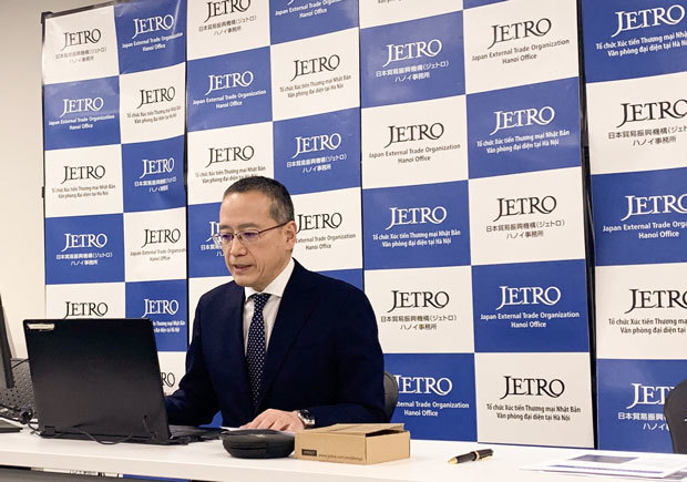 ベトナムの魅力について説明するジェトロの小篠氏＝22日、ハノイ