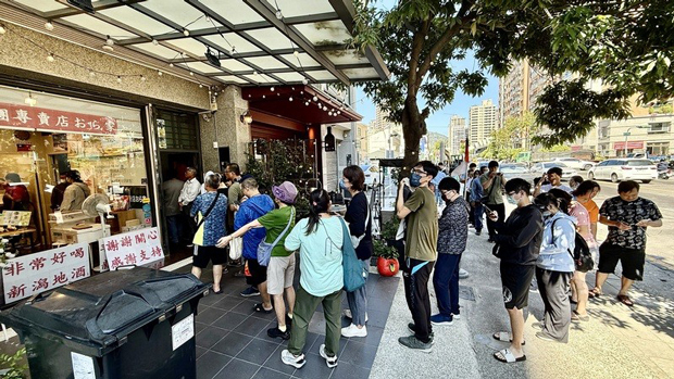 高雄市の日本式おにぎり店で発生した賃貸契約に関するトラブルを受け、店を応援しようと多くの人が列を作った＝22日（中央通信社）