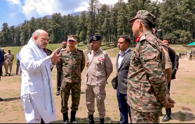 テロ現場を訪れたシャー内相（左端）＝23日、インド北部の連邦直轄地ジャム・カシミール（ＰＴＩ）