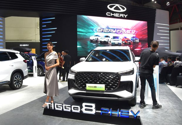 ガイキンドによると、１～３月の電動車生産台数は前年同期比５％減だった。写真は中国・奇瑞汽車が「インドネシア国際モーターショー（ＩＩＭＳ）2025」で展示したＳＵＶ「ティッゴ８」のＰＨＶモデル＝２月、ジャカルタ特別州（ＮＮＡ撮影）