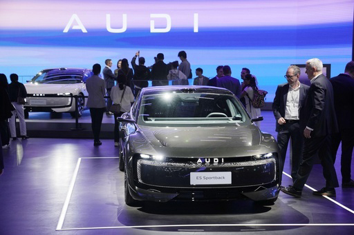 上海国際モーターショーでアウディが公開した中国専用の「ＡＵＤＩ」とあしらった新型車＝23日、上海市（共同）